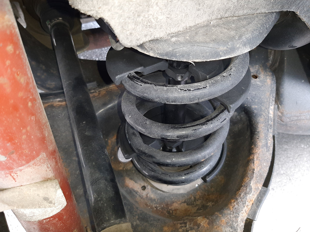 Telescopic internal spring compressor