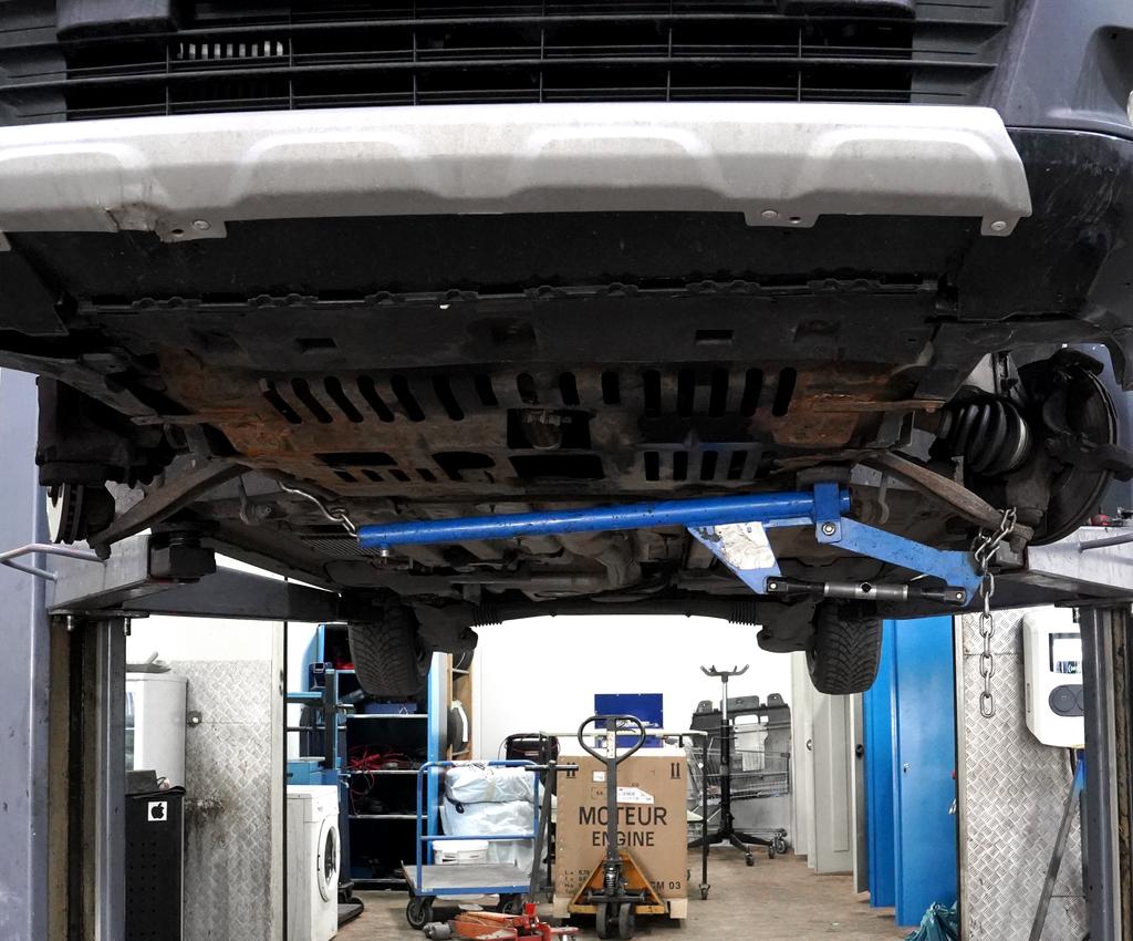 Suspension arm lever UNI with clamping element and ratchet ring wrench