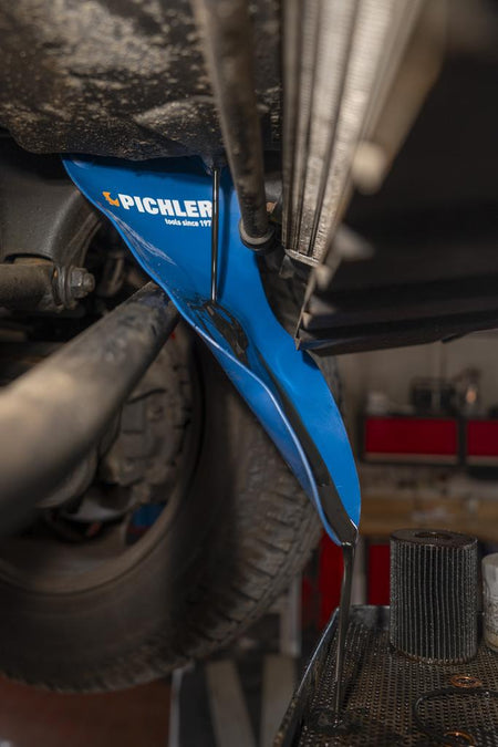 Magnetic universal mould funnel