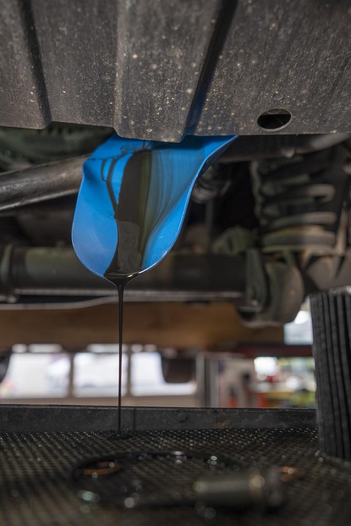 Magnetic universal mould funnel