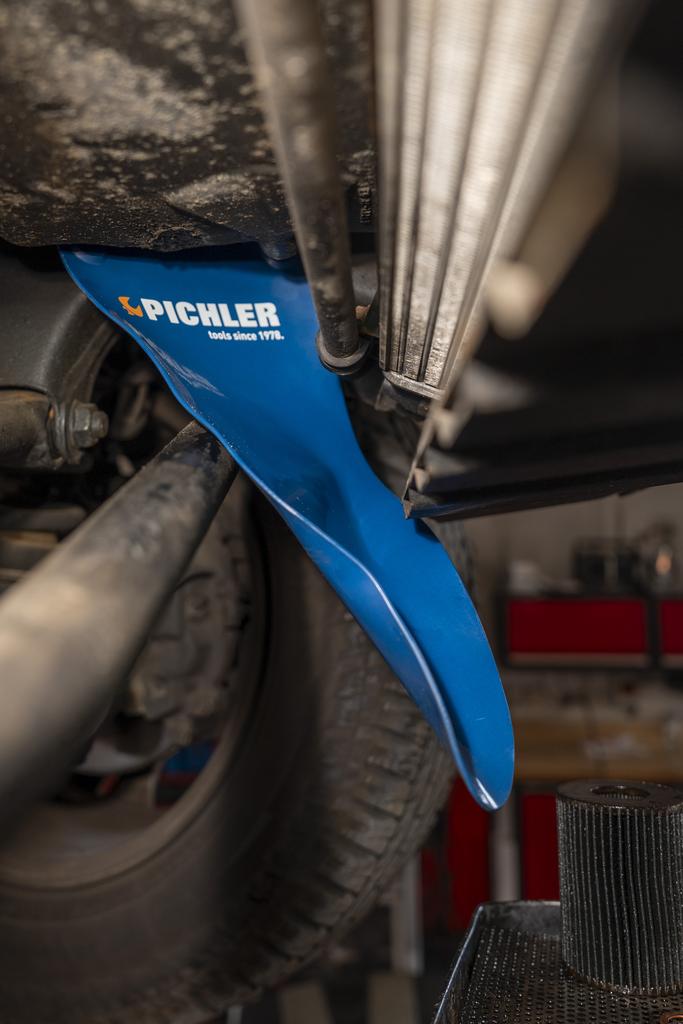 Magnetic universal mould funnel