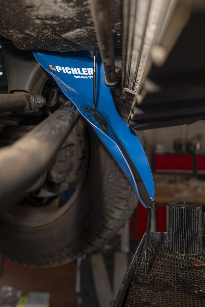 Magnetic universal mould funnel