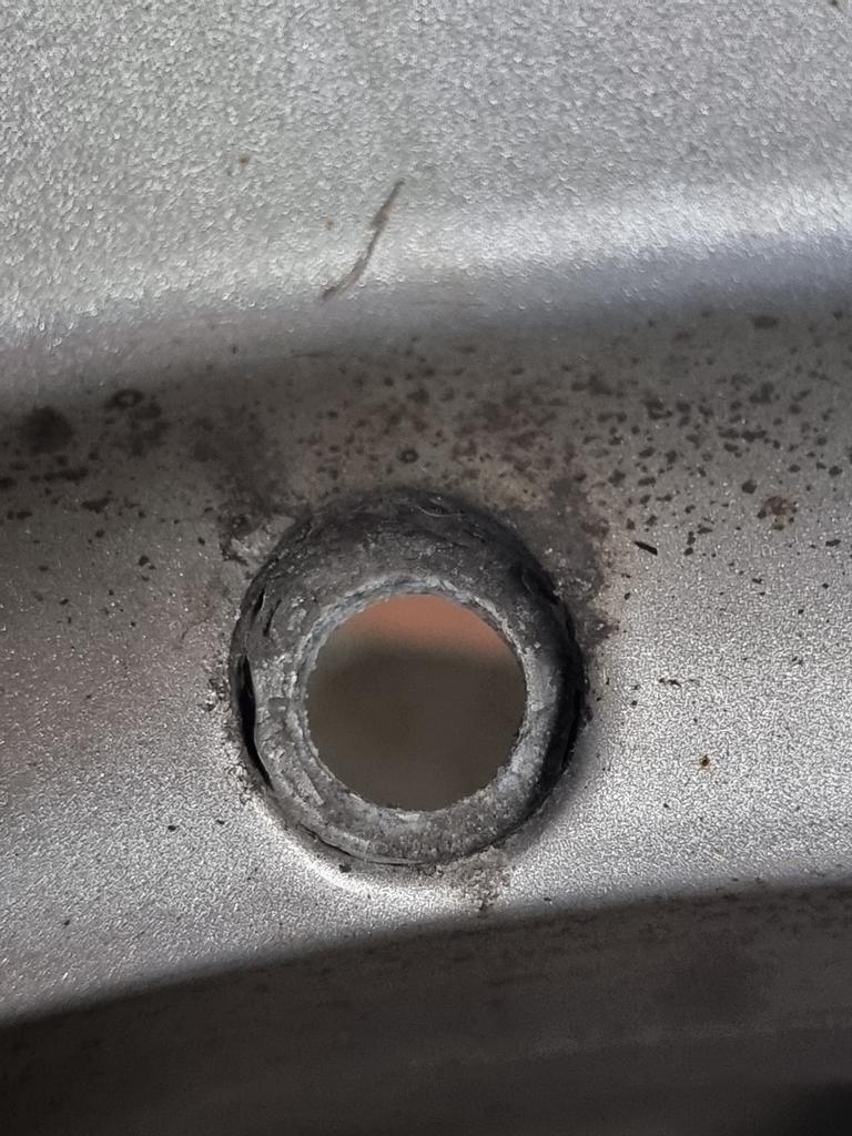 Milling and cleaning set for tyre valves