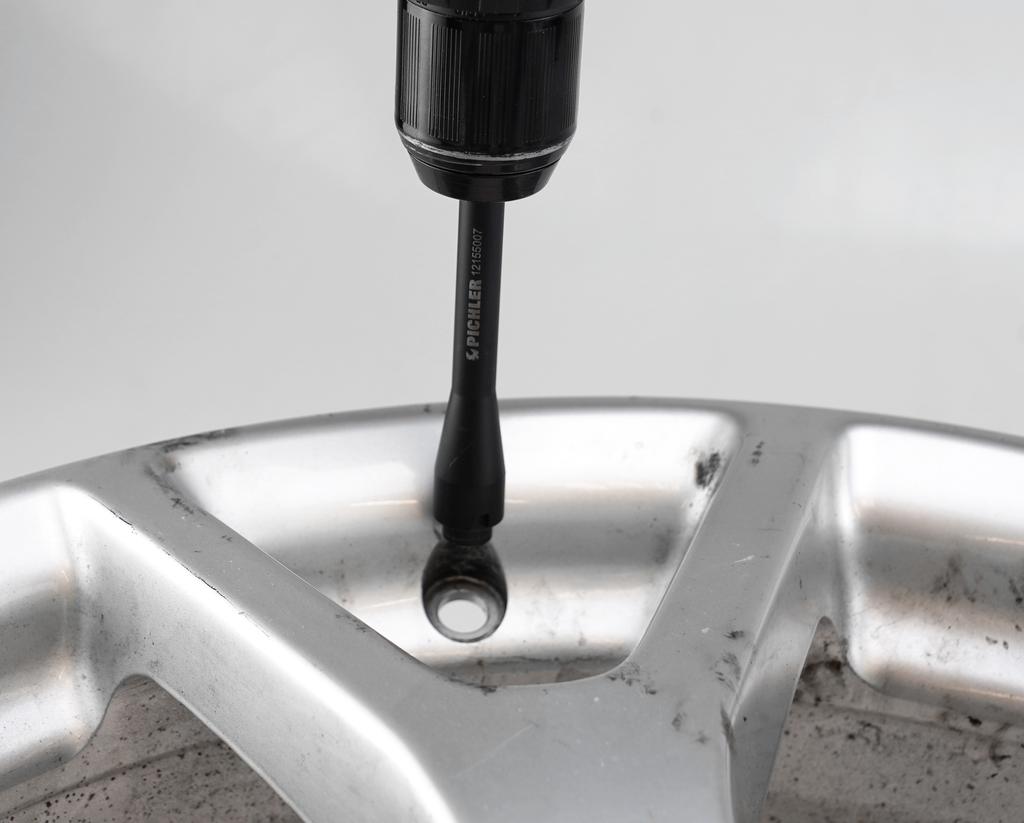 Milling and cleaning set for tyre valves