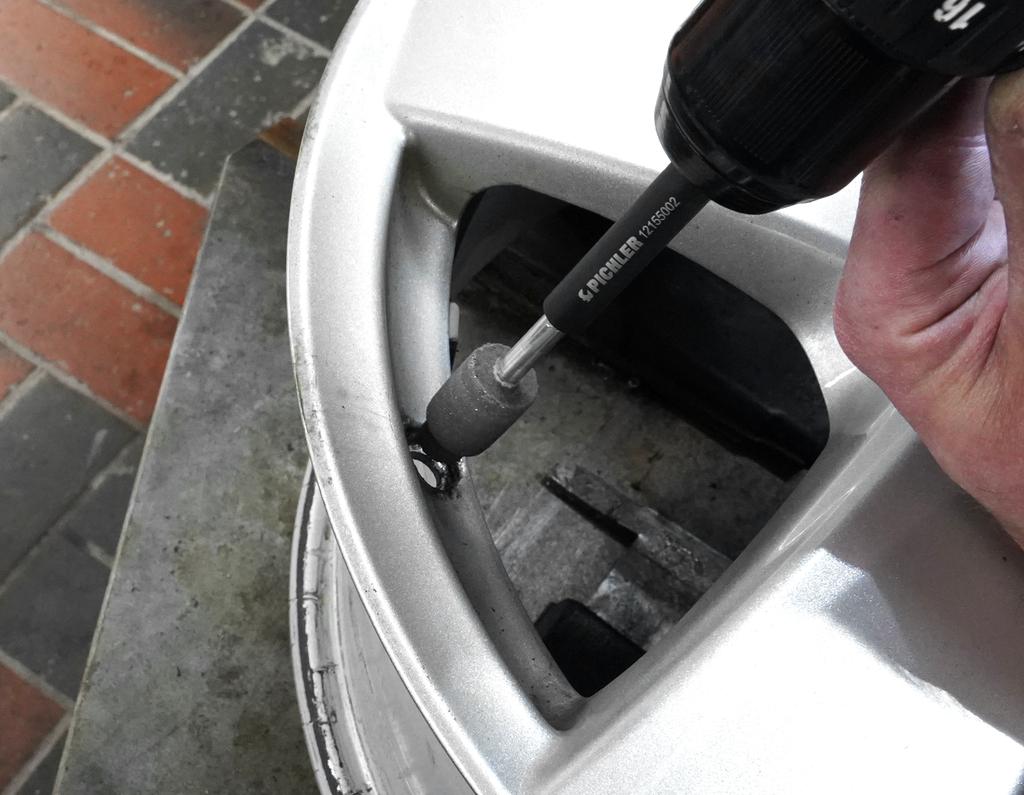 Milling and cleaning set for tyre valves