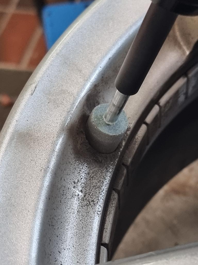 Milling and cleaning set for tyre valves