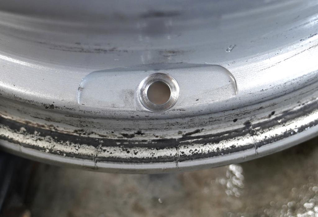 Milling and cleaning set for tyre valves