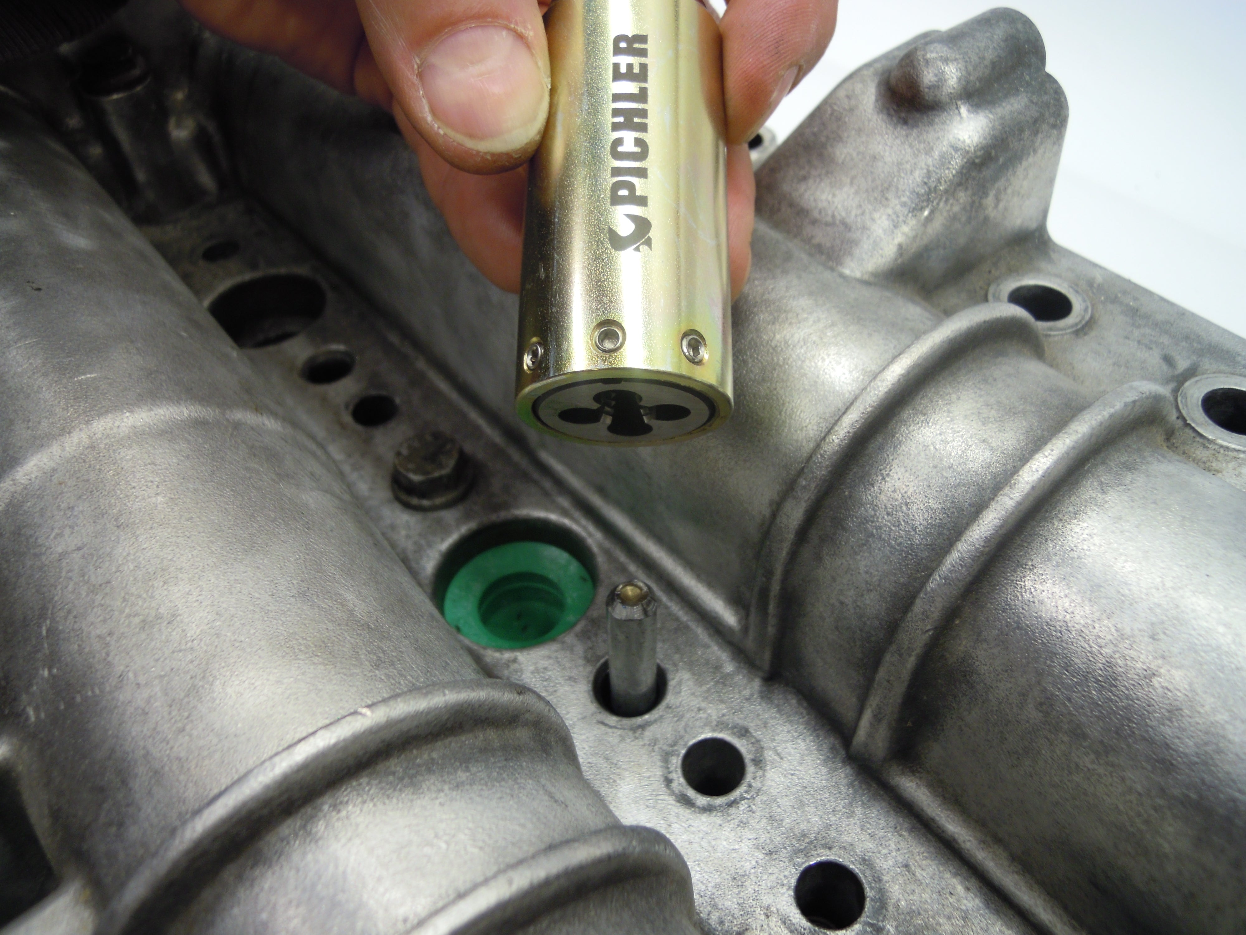 Injector clamping bolt repair kit SOFIM 2,3l & 3,0l