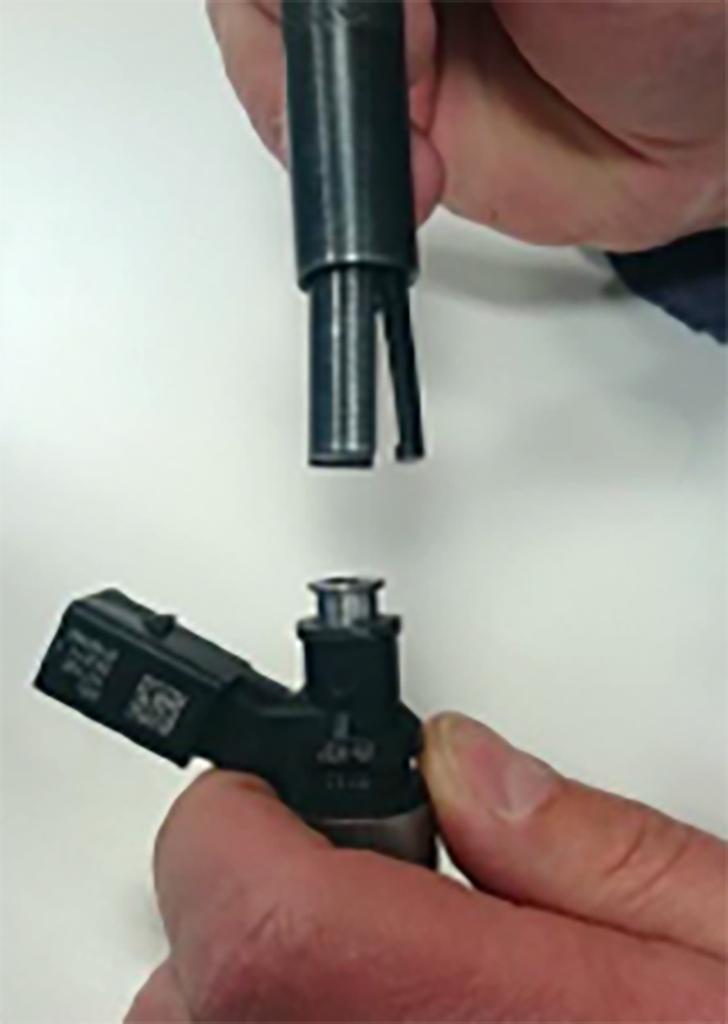 Universal extractor e.g. for petrol injector