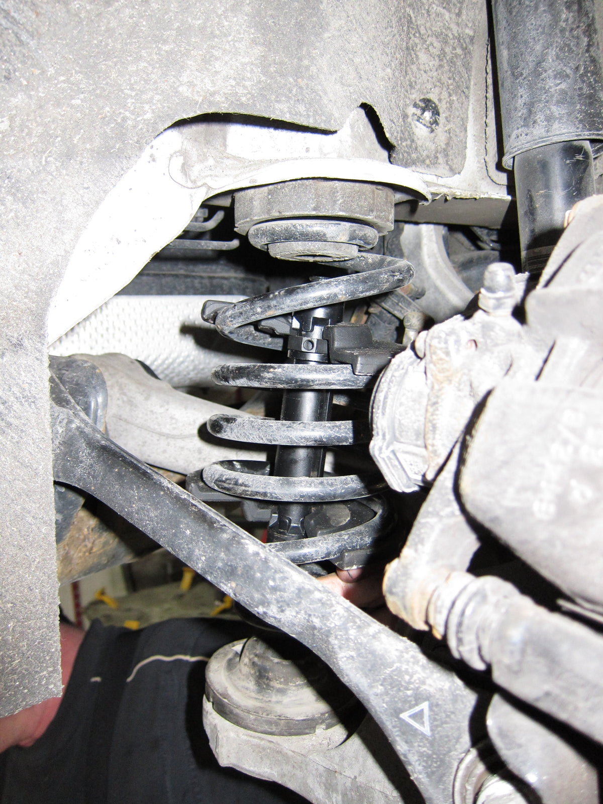 Telescopic internal spring compressor