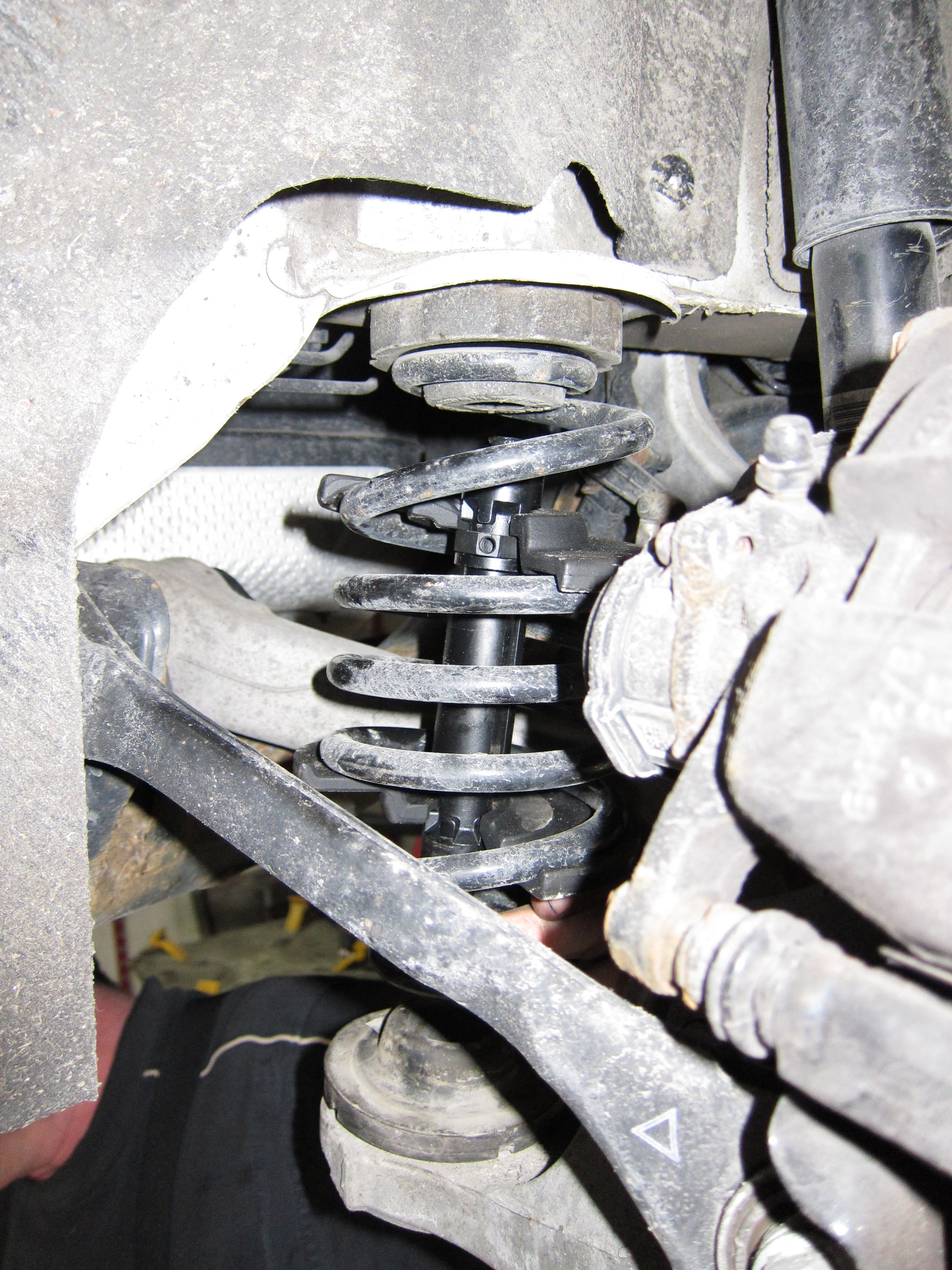 Telescopic internal spring compressor