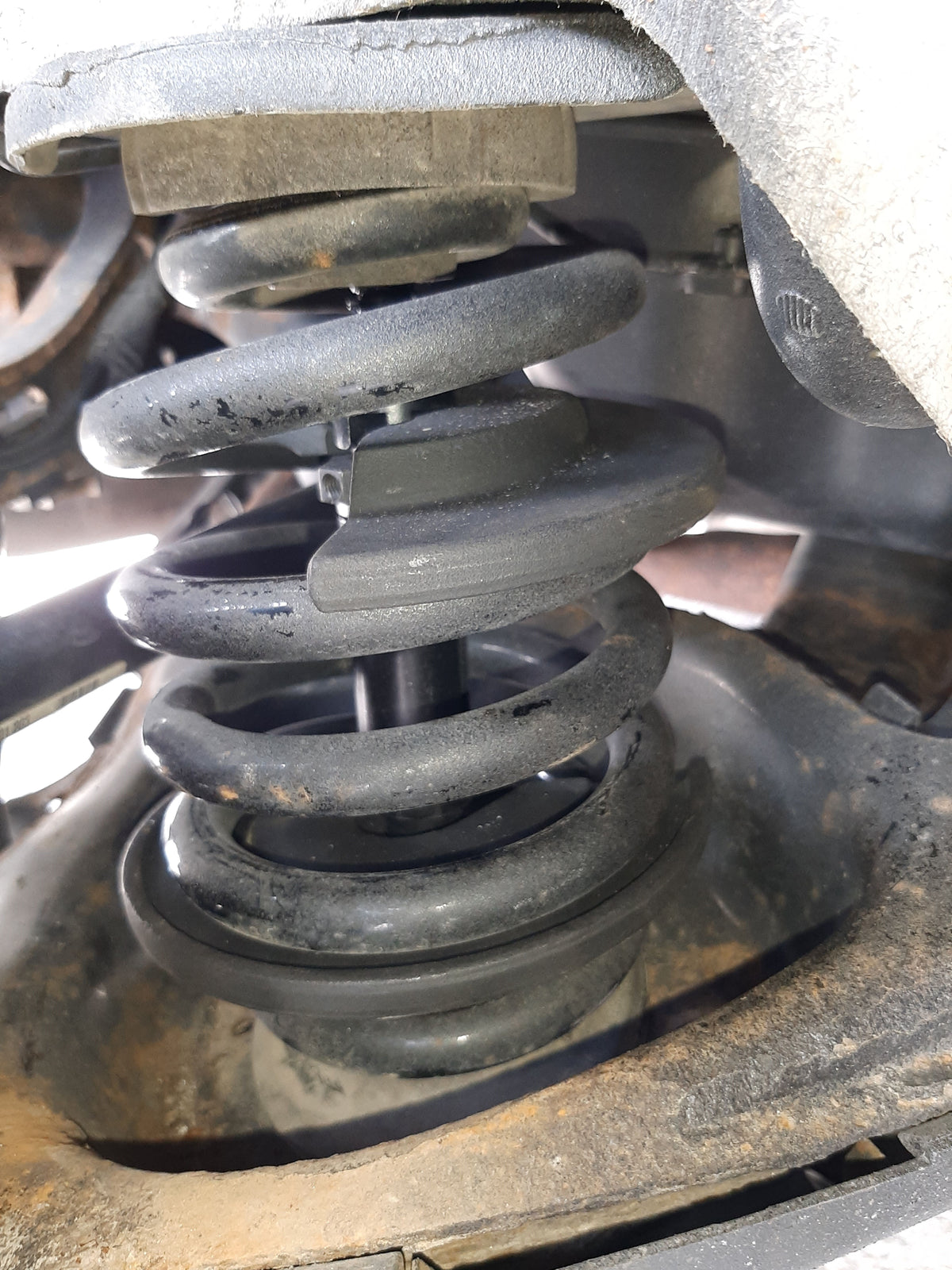 Telescopic internal spring compressor