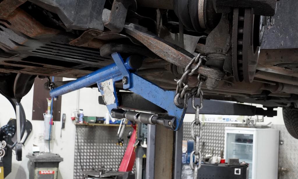 Suspension arm lever UNI with clamping element and ratchet ring wrench