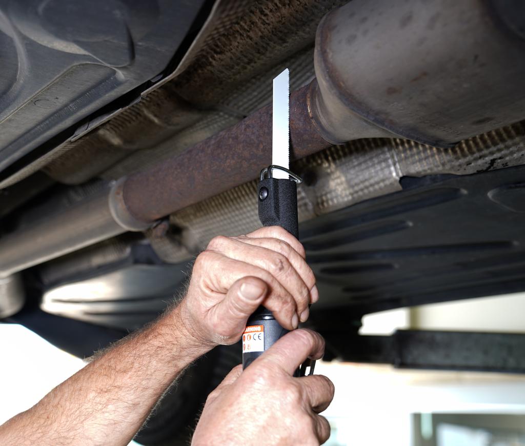 Gear transmitted POWER Air Saw 7650 Bpm