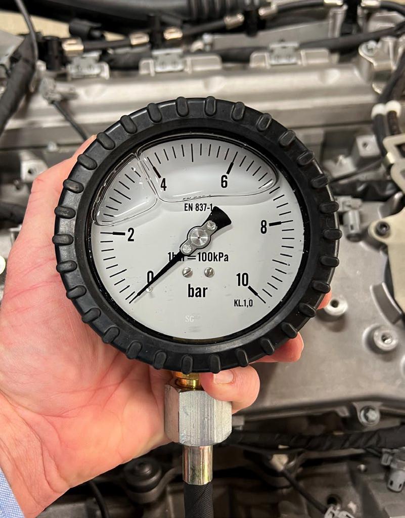 Analog pressure testing device for AdBlue, fuel and cooling systems